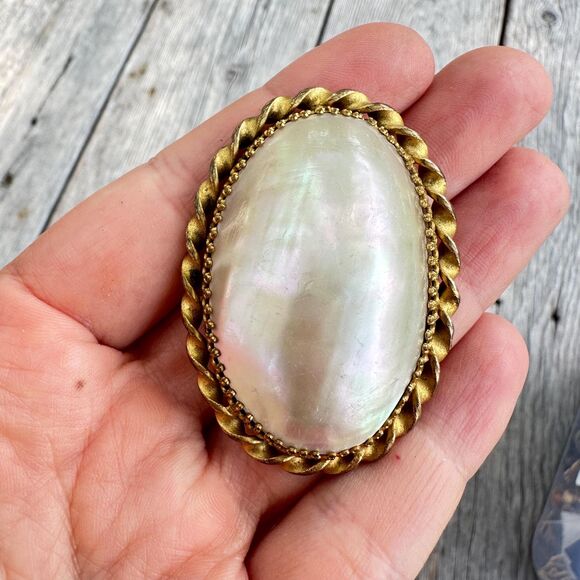 Vintage Jewelry Shell Cameo Gold Plated twist border Brooch Pin  C Clasp - Picture 1 of 4